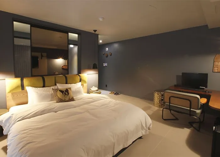 The Hound Hotel 2*