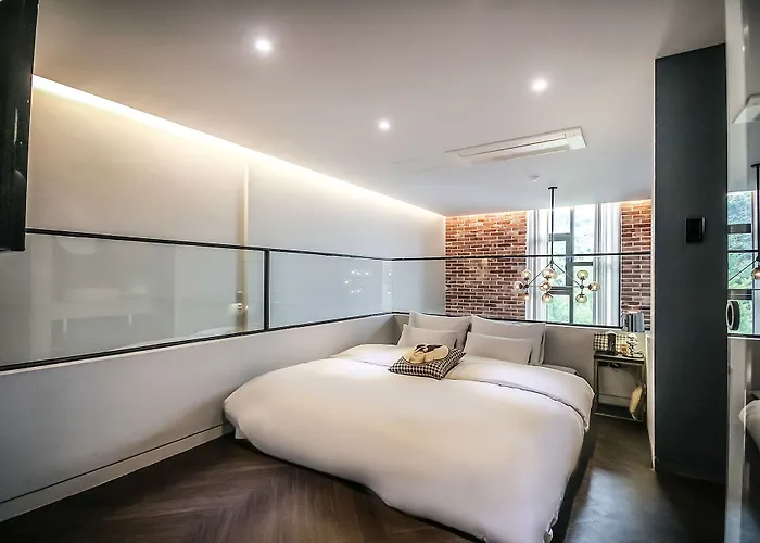 The Hound Hotel 2*