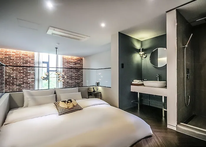The Hound Hotel 2*